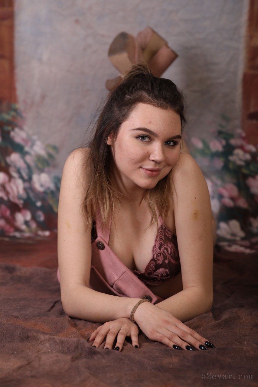 Amy粉红色中长裙写真