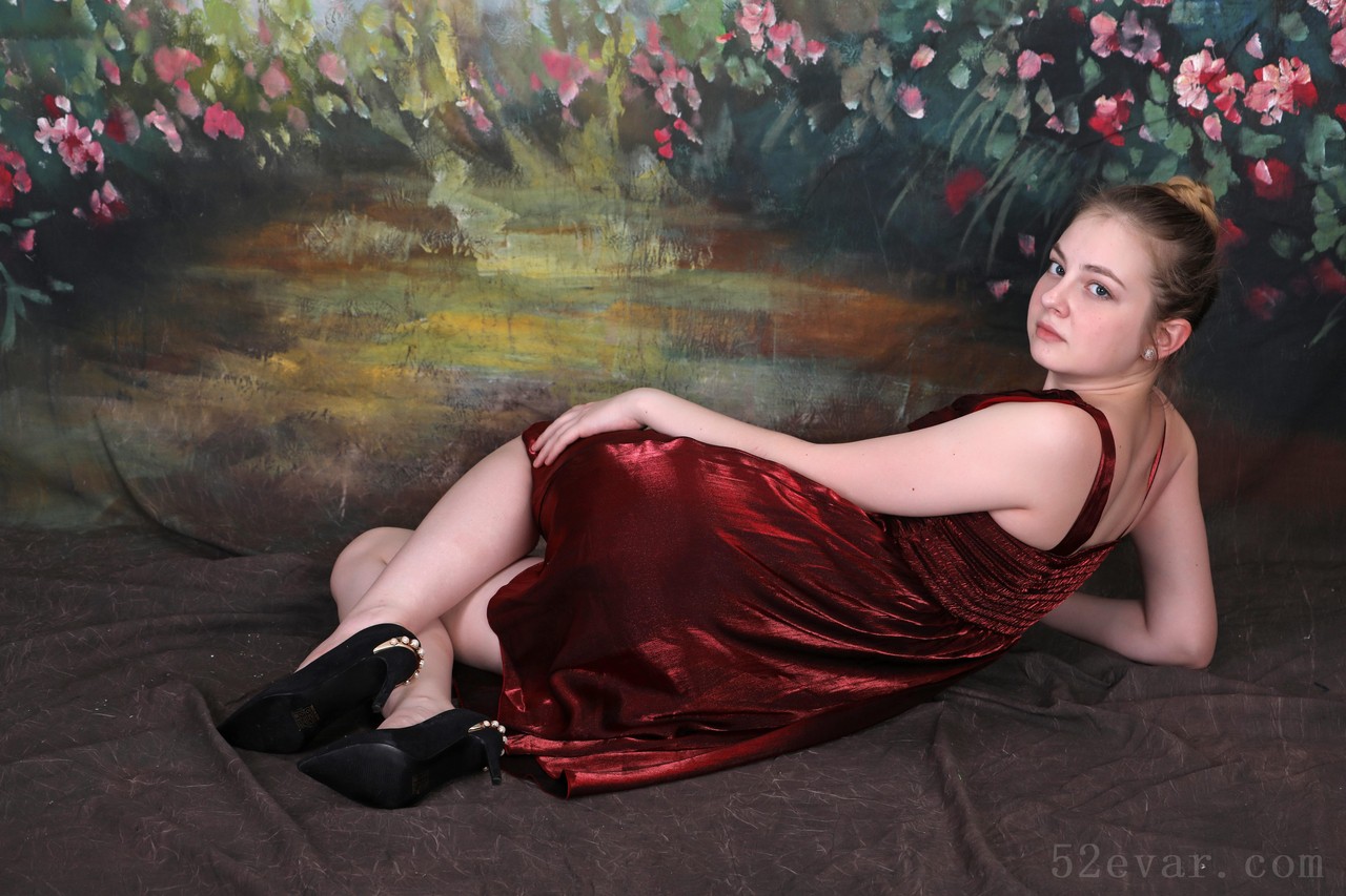 Bella深红色敬酒服写真