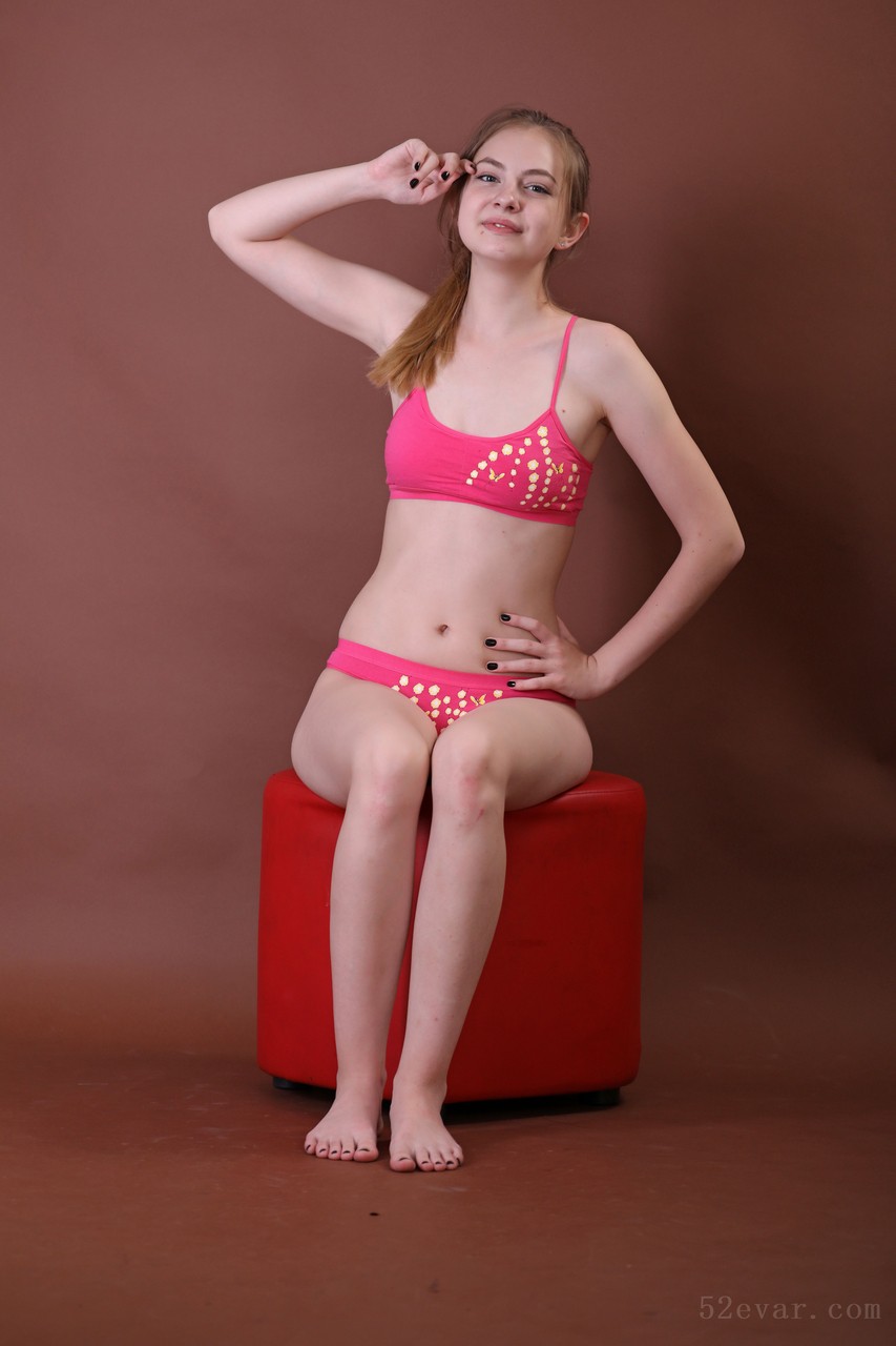 Bella红色内衣裤写真