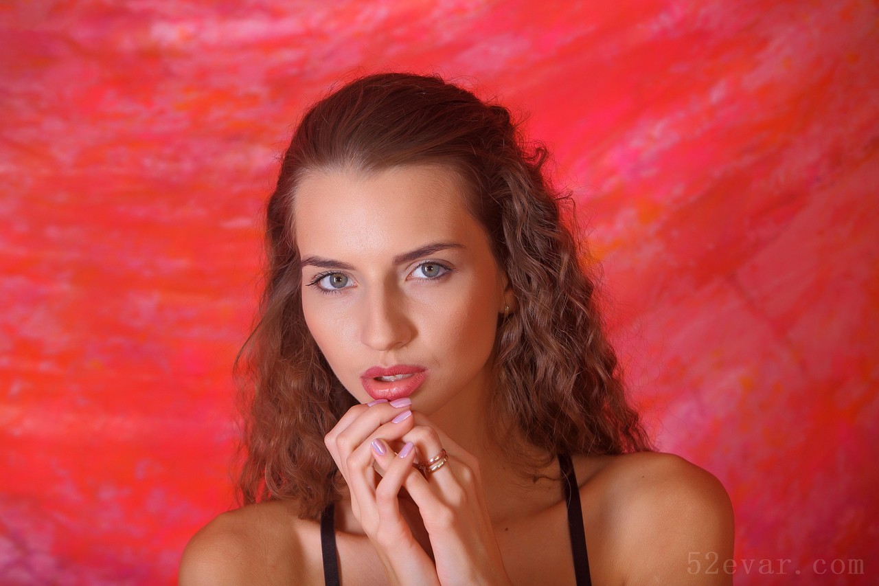 Marina深紫色内衣装写真