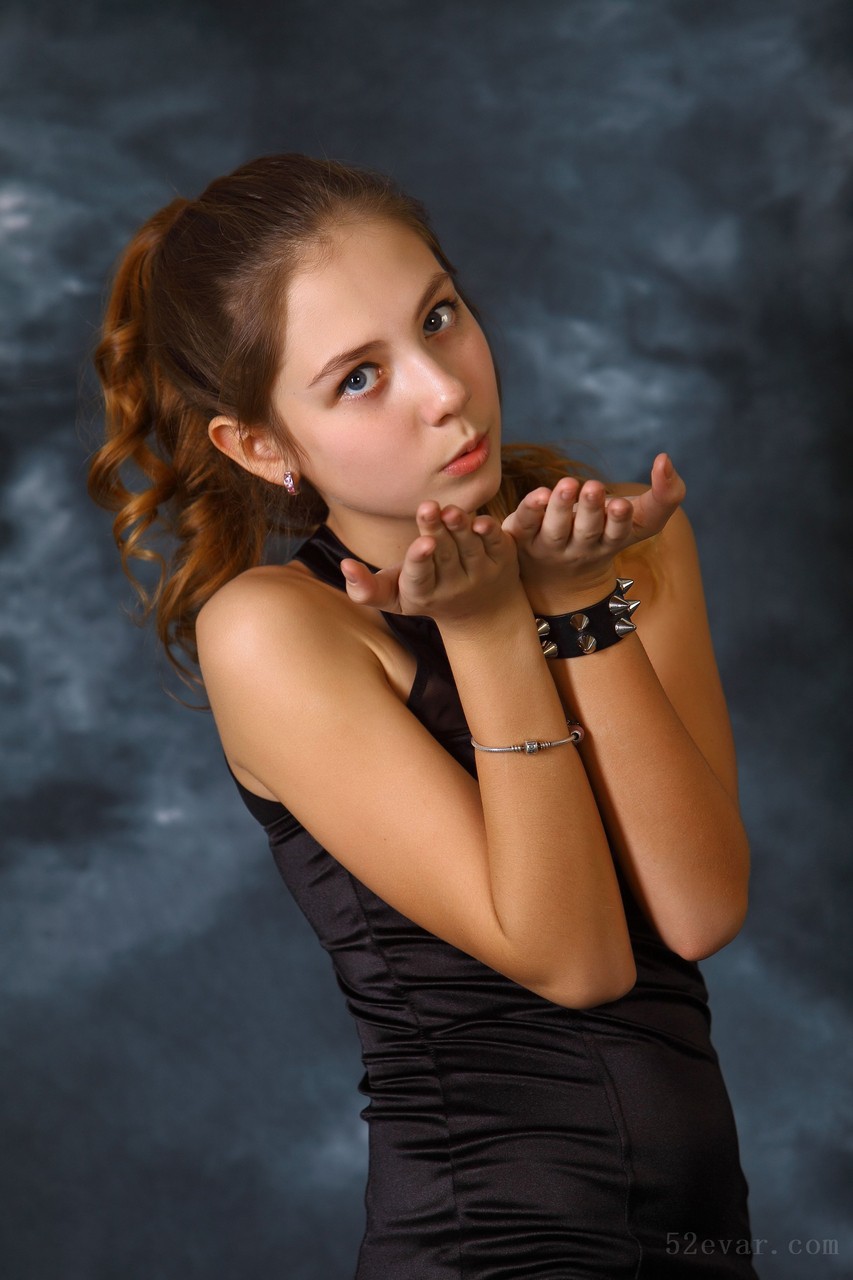 Alissa黑色连衣短裙写真