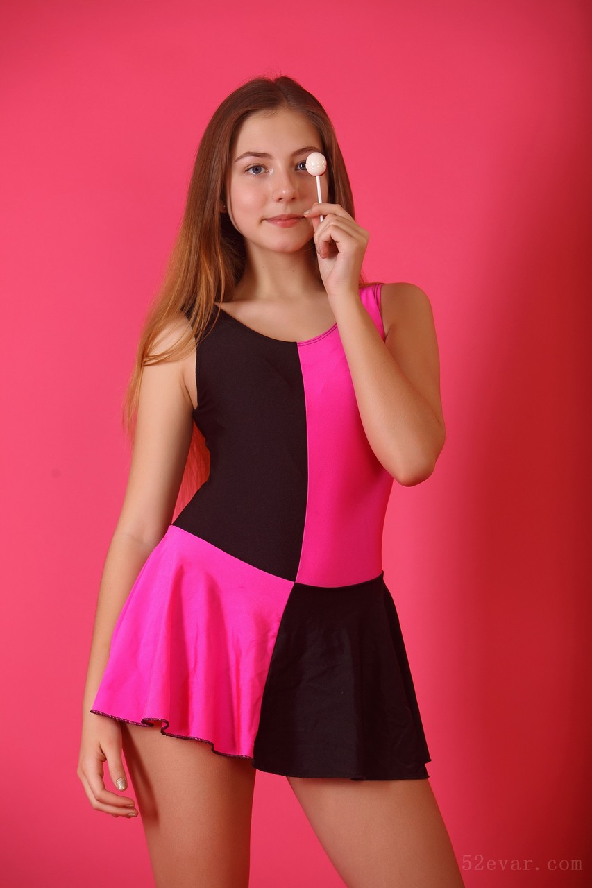 Alissa红黑相间短裙写真