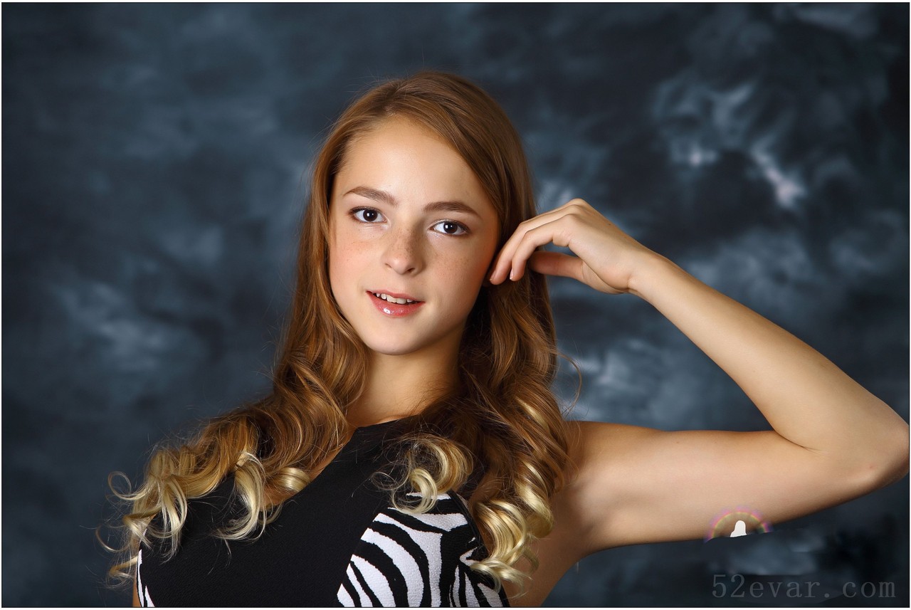 Eva深色牛仔裤写真