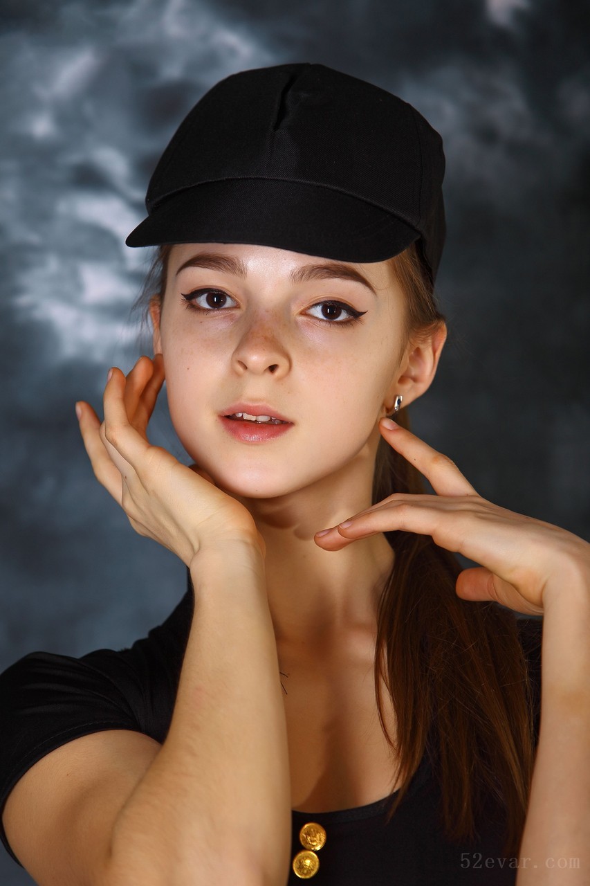 Eva黑色套装写真