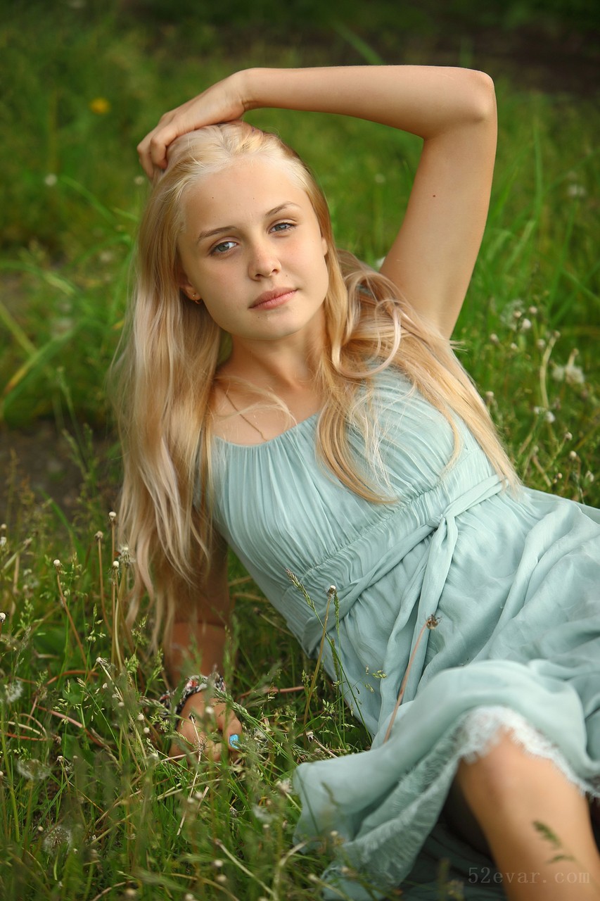 Mika草原长裙写真