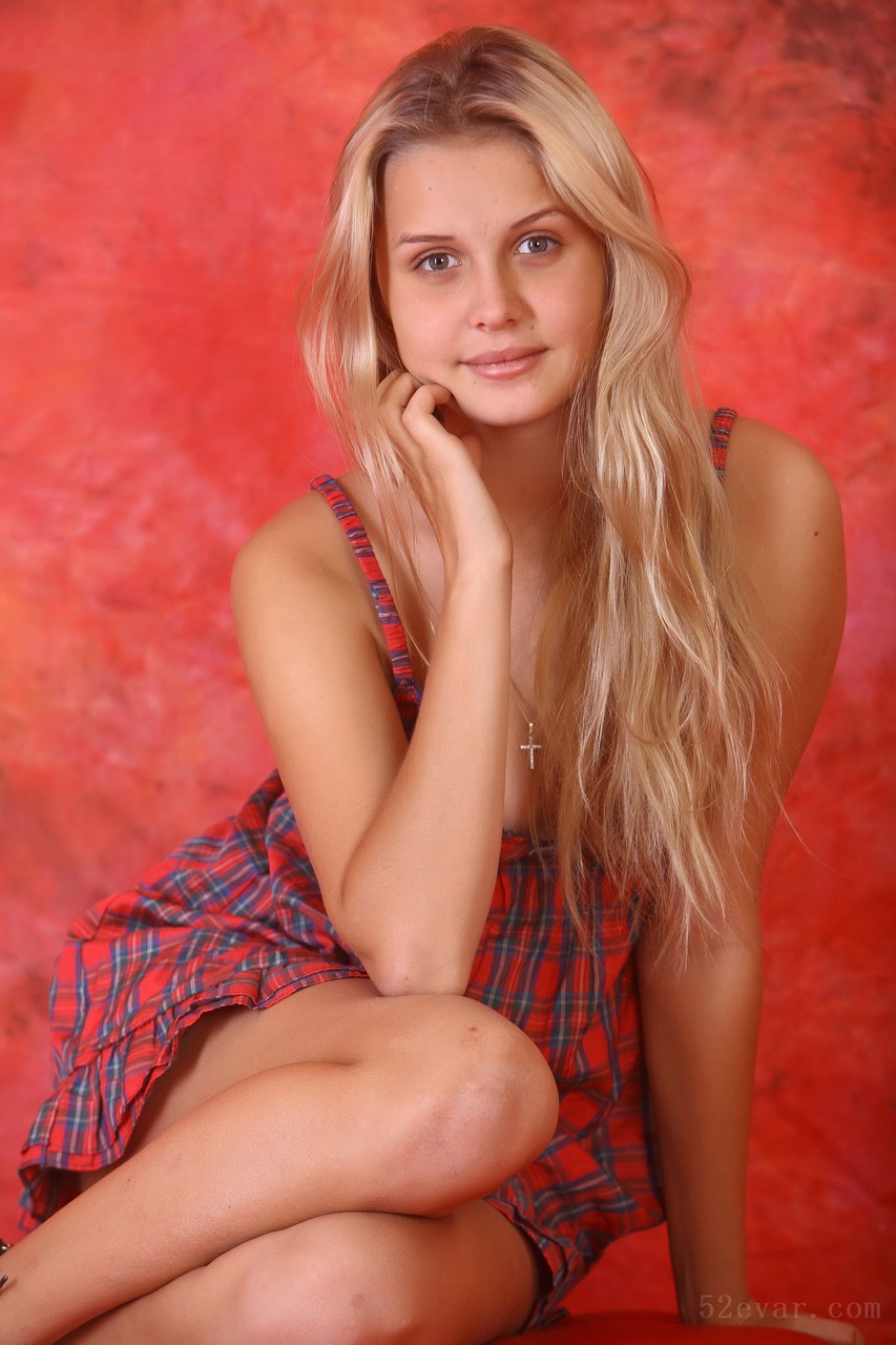 Mika咖啡色短裙写真