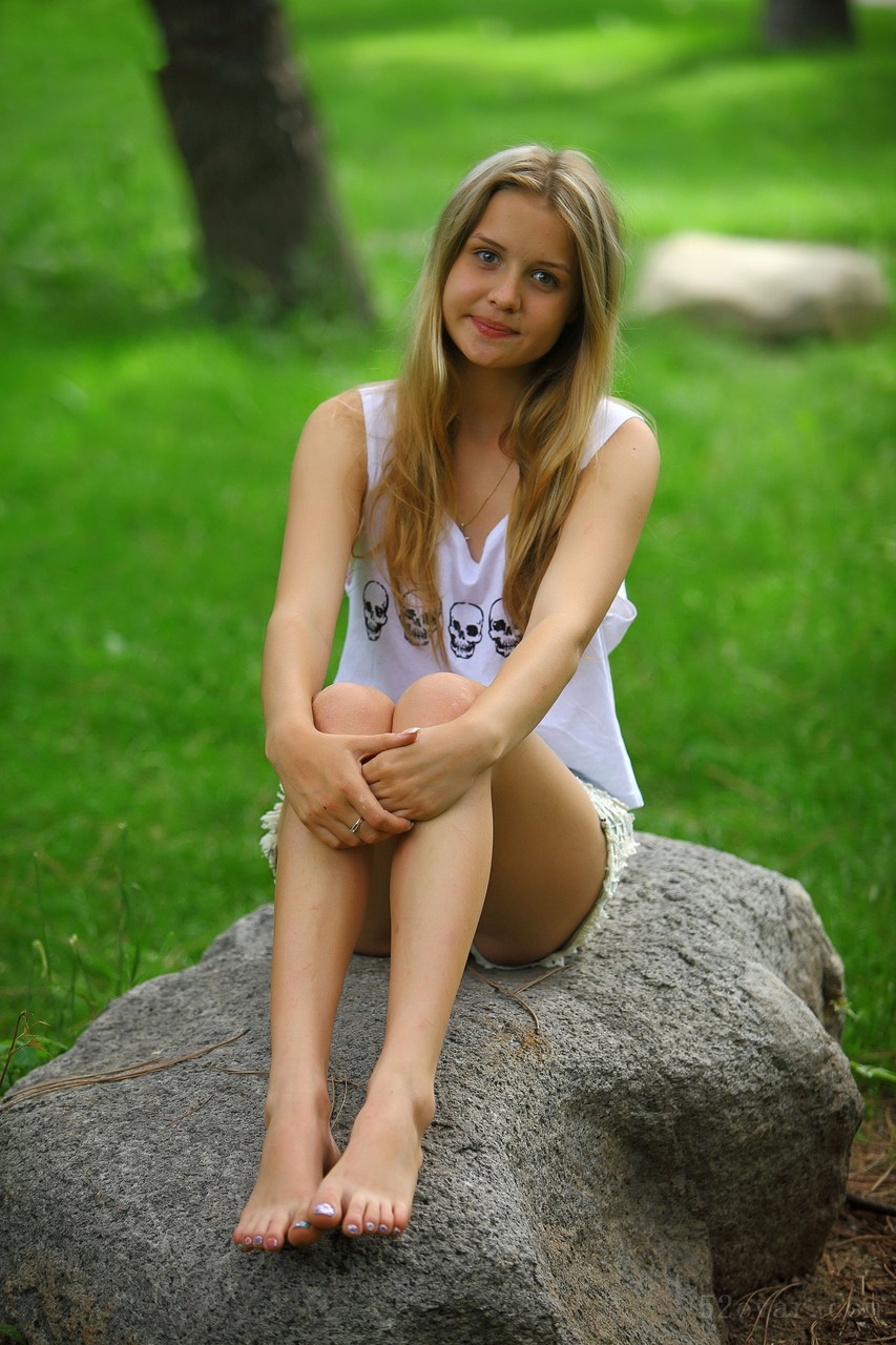 Mika白色上衣户外写真