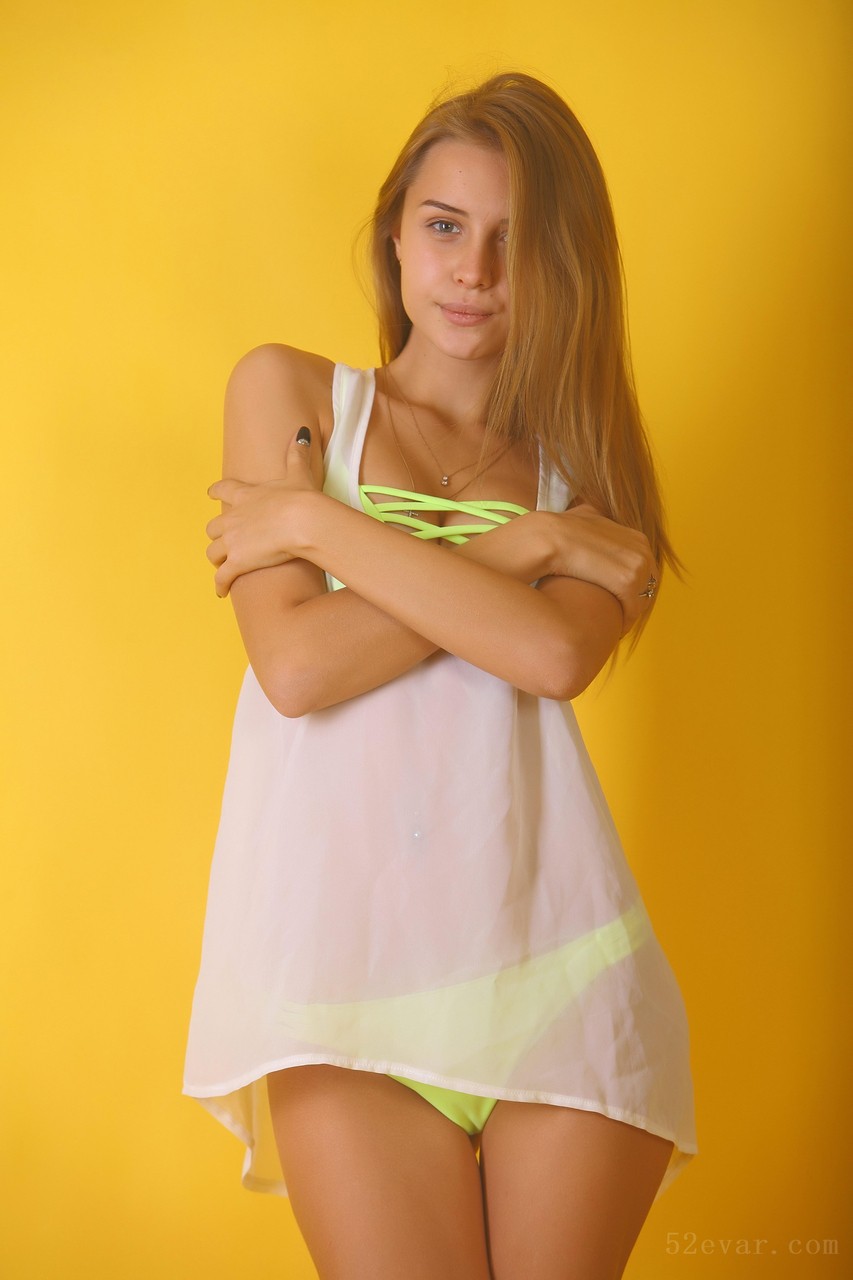 Mika淡绿色内衣裤写真