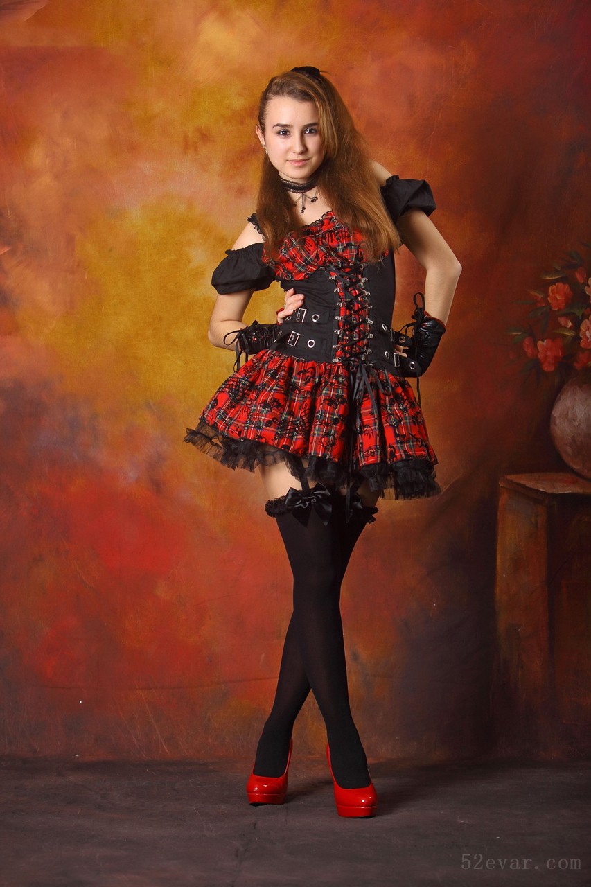 Yuliya黑色裙子写真